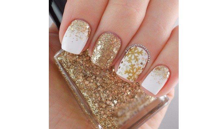unha com glitter dourado