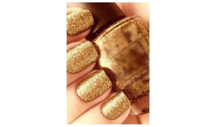 unha com glitter dourado