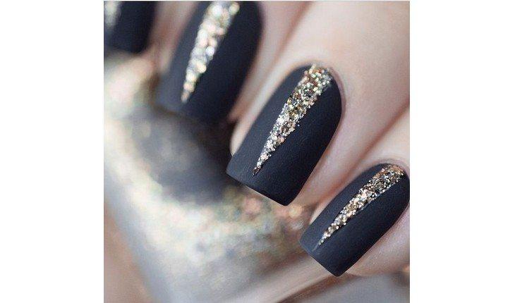 unha com glitter dourado