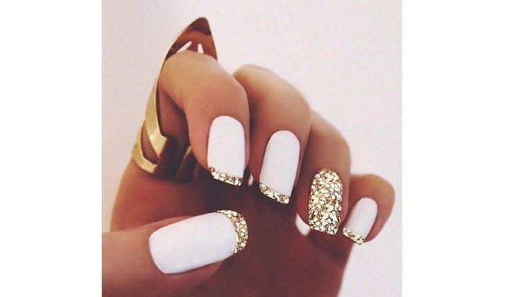 unha com glitter dourado
