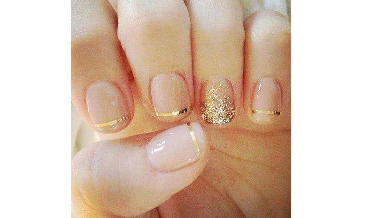 unha com glitter dourado