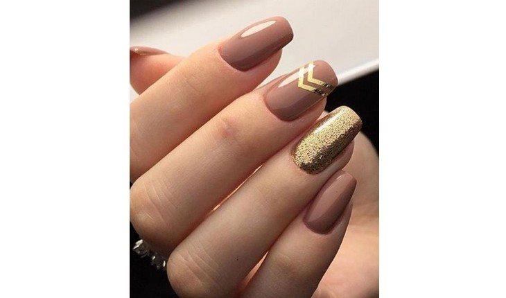 unha com glitter dourado