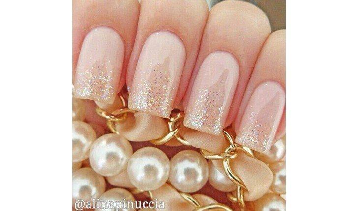 unha com glitter dourado