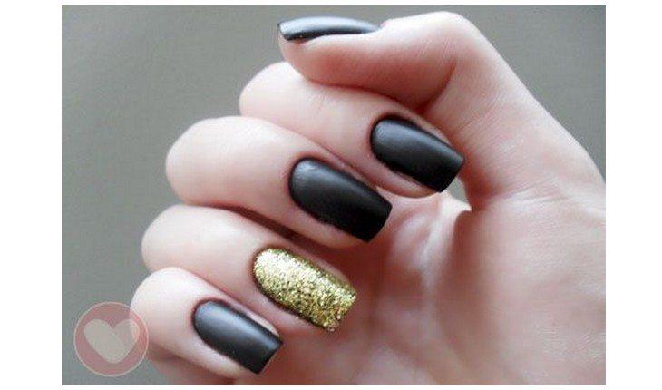 unha com glitter dourado