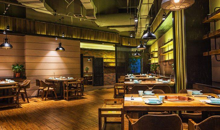 Viajar sozinho. Na foto, um restaurante de um hotel vazio