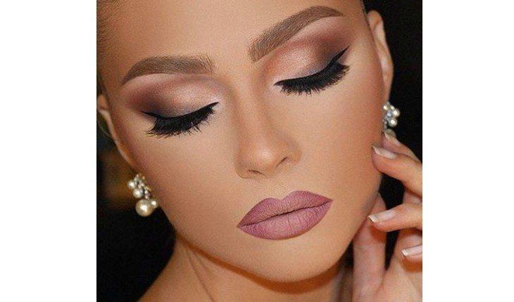 Maquiagem elaborada com ombré lips.