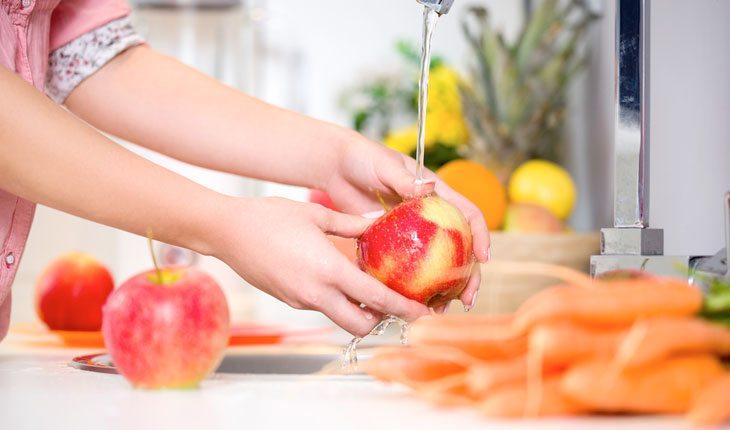 Cuidados com as frutas. Na foto, uma fruta para fazer suco