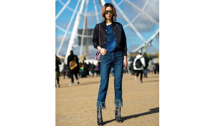 Look rock com calça desfiada.