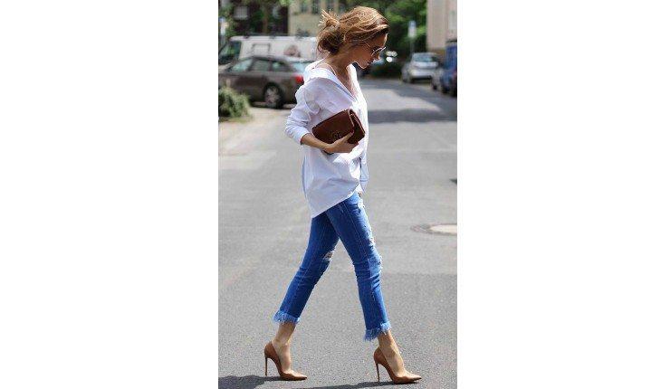 Look com calça de franja e scarpin.