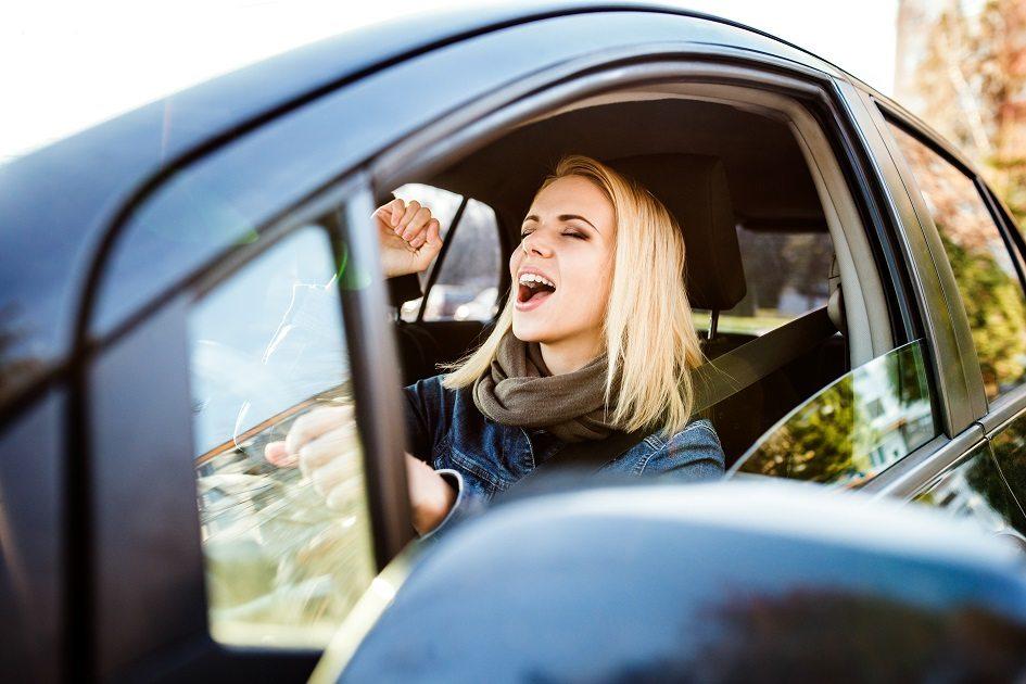 Cuidado com a audição ao ouvir música alta no carro!