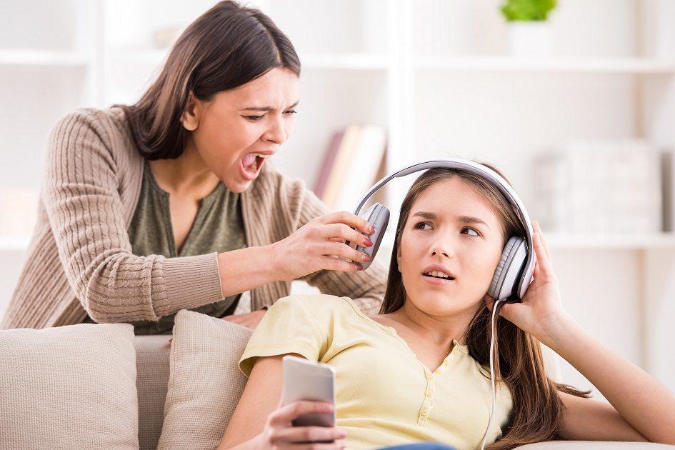 Passar muito tempo de fone de ouvido também pode causar prejuízos à saúde. 