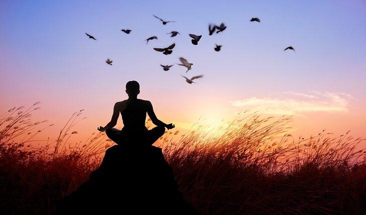 foto da sombra de uma mulher meditando