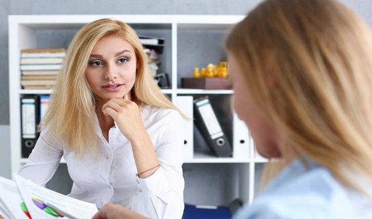 foto de duas mulheres conversando