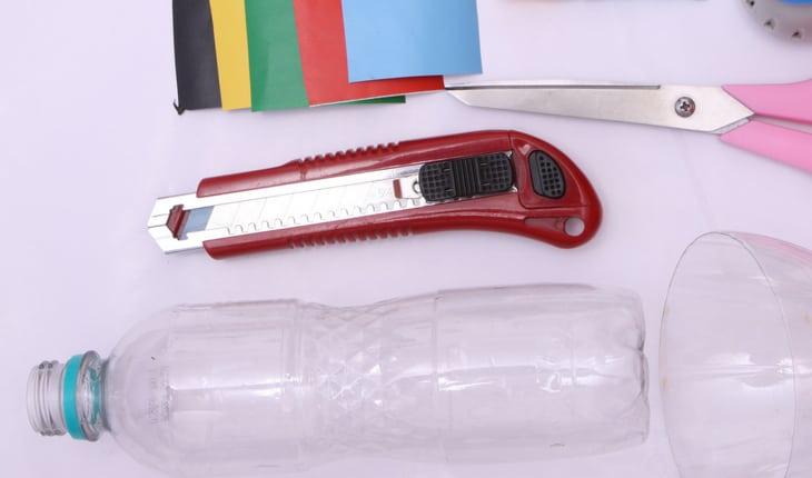 Estilete vermelho com material escolar