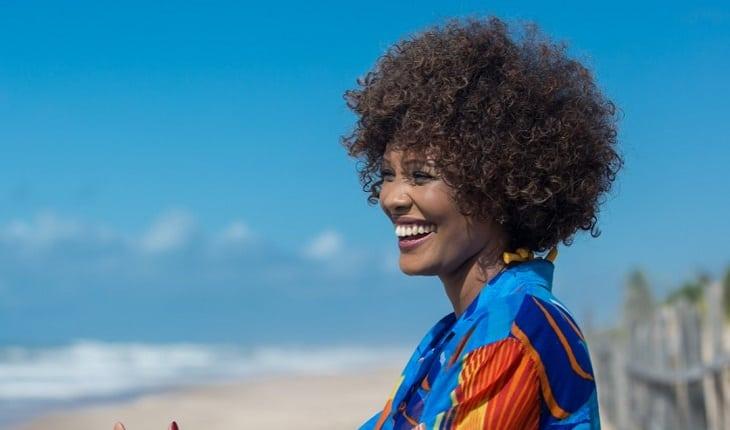 Isabel Fillardis com cabelo curto crespo