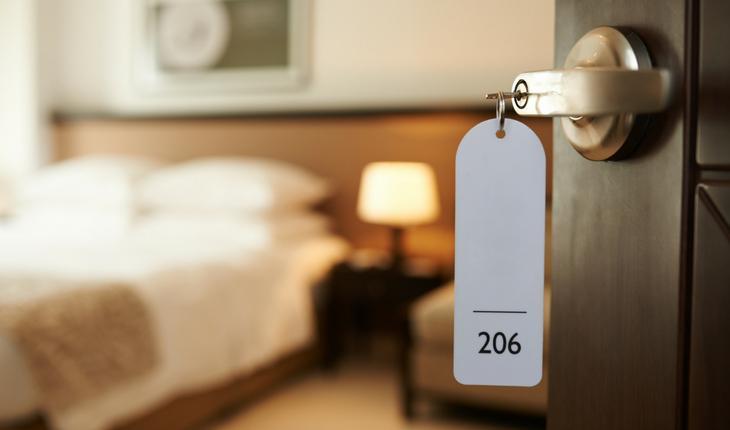 Porta de quarto de hotel com chave na fechadura