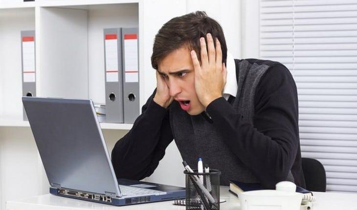 Homem nervoso no escritório