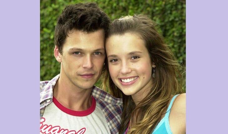 Casais de Malhação: Gustavo e Letícia. Foto posada dos dois lado a lado.