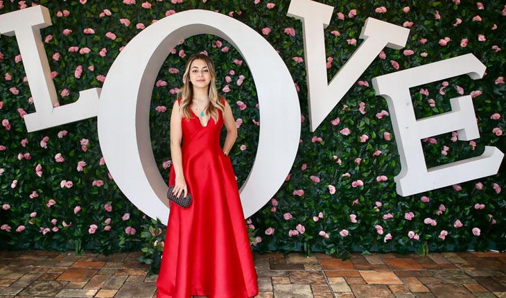 Klara Castanho com um vestido longo vermelho