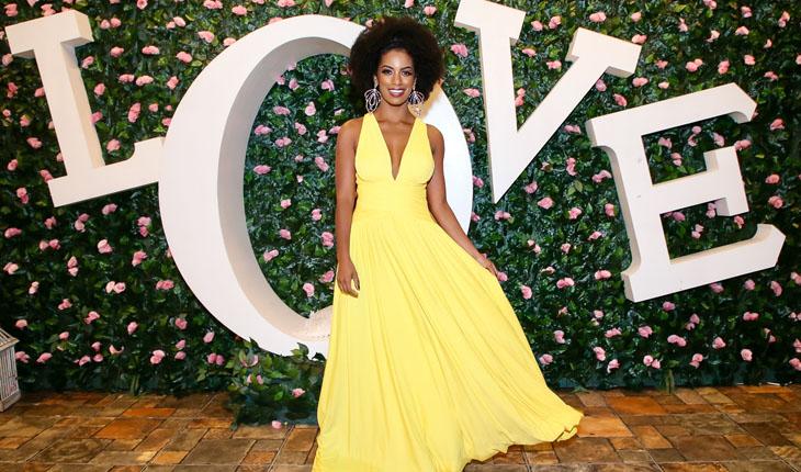 Ivi Pizzott com um vestido longo na cor amarela