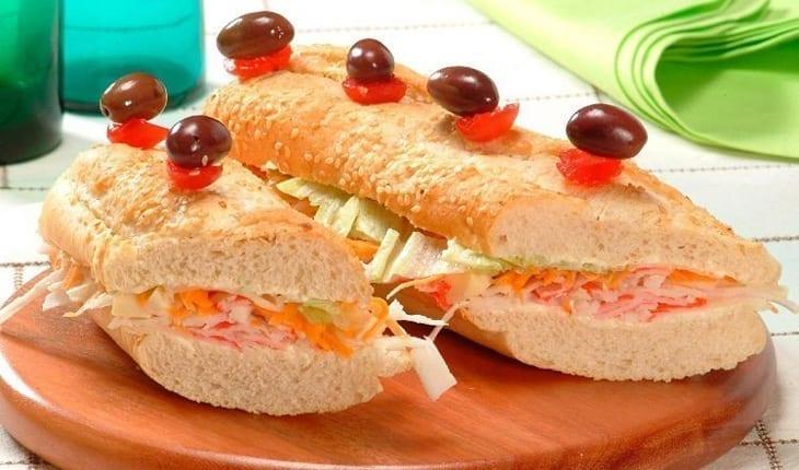 lanches saudáveis para tarde Lanche de kani kama e salada