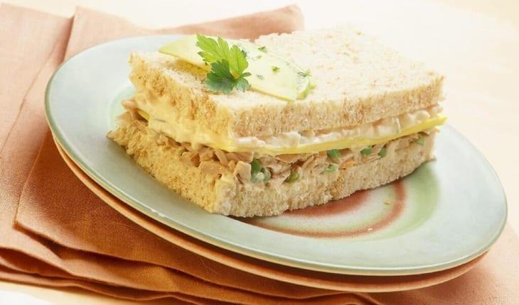 Sanduíche de atum e abacate