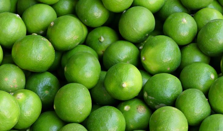 Mitos e verdades do limão: conheça os seus benefícios para a saúde