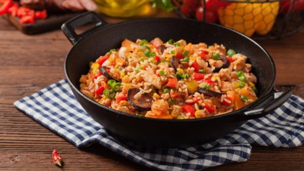 Veja essa receita de Jambalaya para o almoço de Dia dos Pais