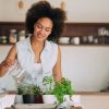 Cultivar uma horta em casa pode servir como uma ótima maneira de se distrair