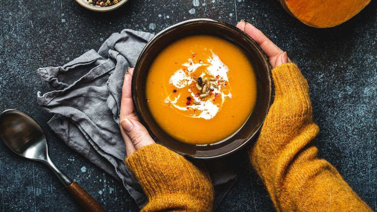 Um caldo ou sopa bem quentinho é cai bem nesse frio, né?