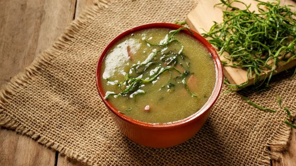 Saiba como preparar receitas vegetarianas de caldos quentes deliciosas