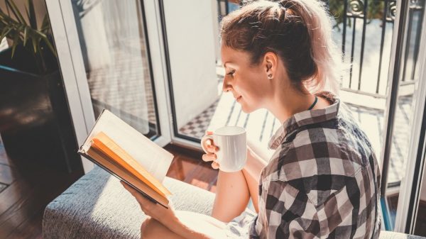 Ler um livro é uma boa forma de descansar a mente no feriado