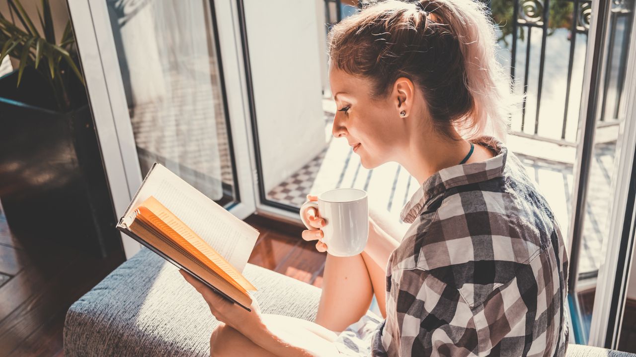 Ler um livro é uma boa forma de descansar a mente no feriado