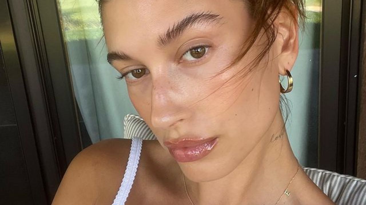 Entenda a polêmica envolvendo Hailey Bieber e os "Brownie Glazed Lips"