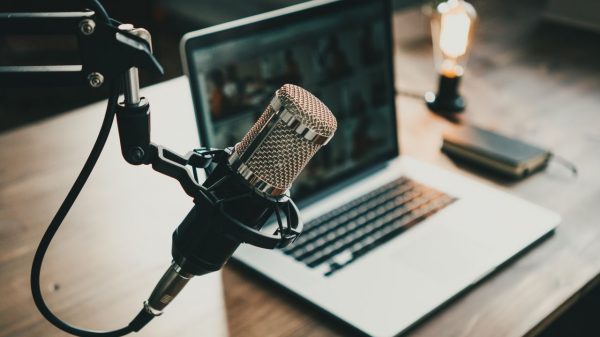 Podcasts sobre finanças falam sobre dinheiro de forma acessível