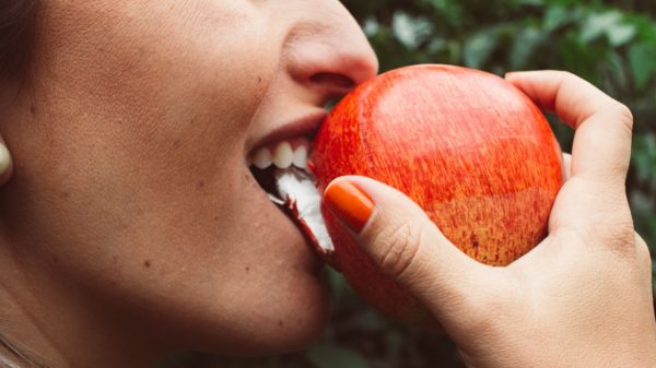 A maçã é uma fruta que ajuda a manter o mau hálito bem longe