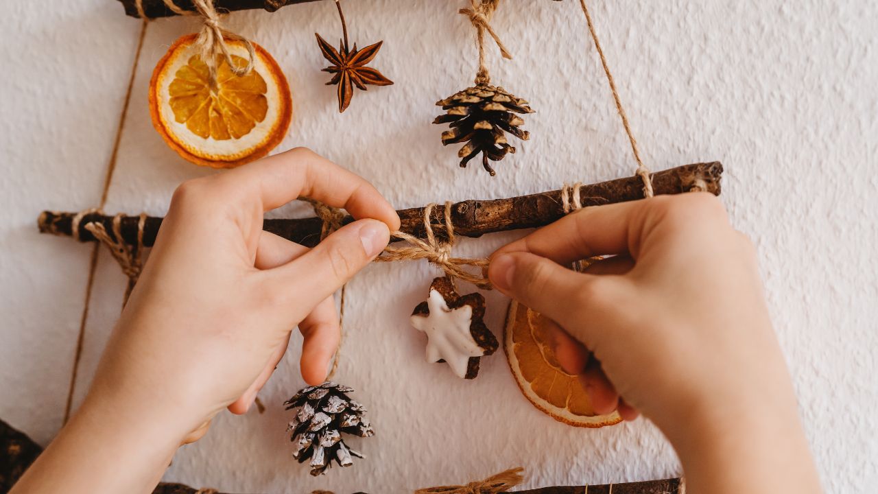 Veja como montar uma árvore de Natal linda e diferente