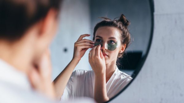 Veja cuidados importantes para cuidar da região dos olhos