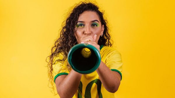 Torcer pelo Brasil na Copa do Mundo requer cuidados com a voz e a audição