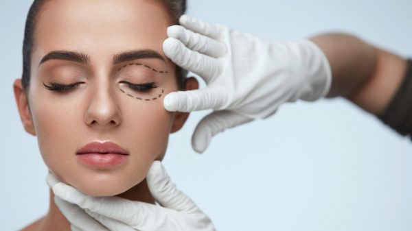 Blefaroplastia é um dos procedimentos mais populares no Brasil