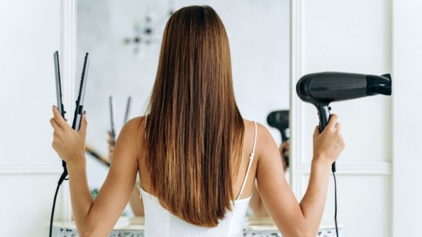 O uso de chapinha e secador podem prejudicar o seu cabelo a médio e longo prazo