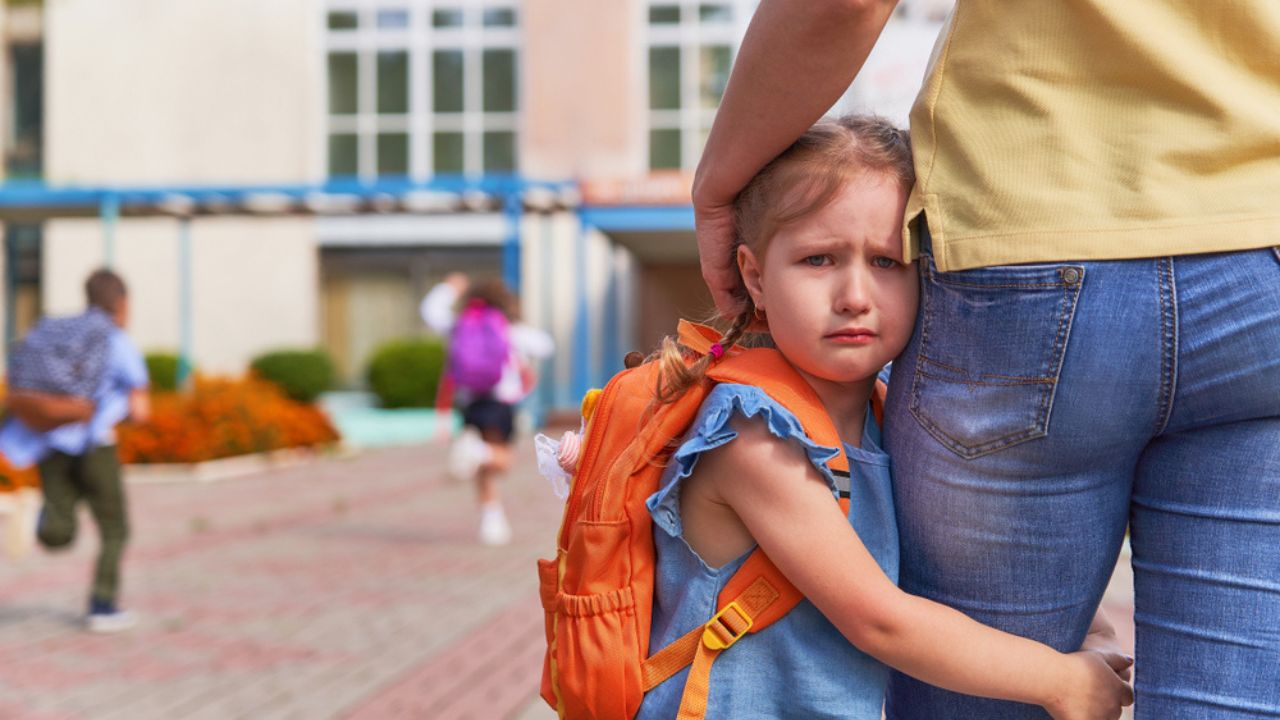 É comum que as crianças fiquem ansiosas e inseguras com a mudança de escola