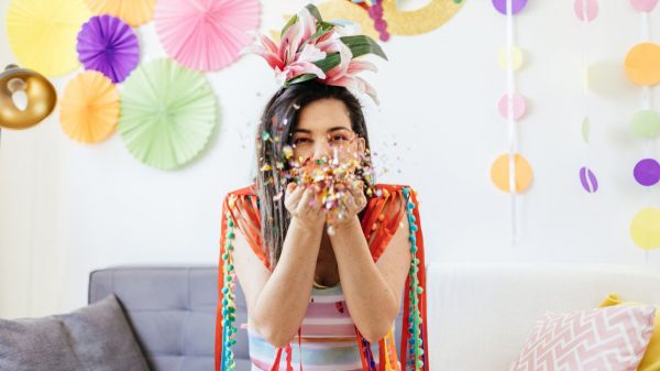 Curta o Carnaval no conforto do seu lar com essas dicas