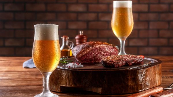 Cerveja é a bebida favorita dos brasileiros no churrasco