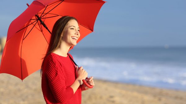 Veja se o guarda-chuva ou o guarda-sol são realmente a melhor opção para se proteger dos raios solares