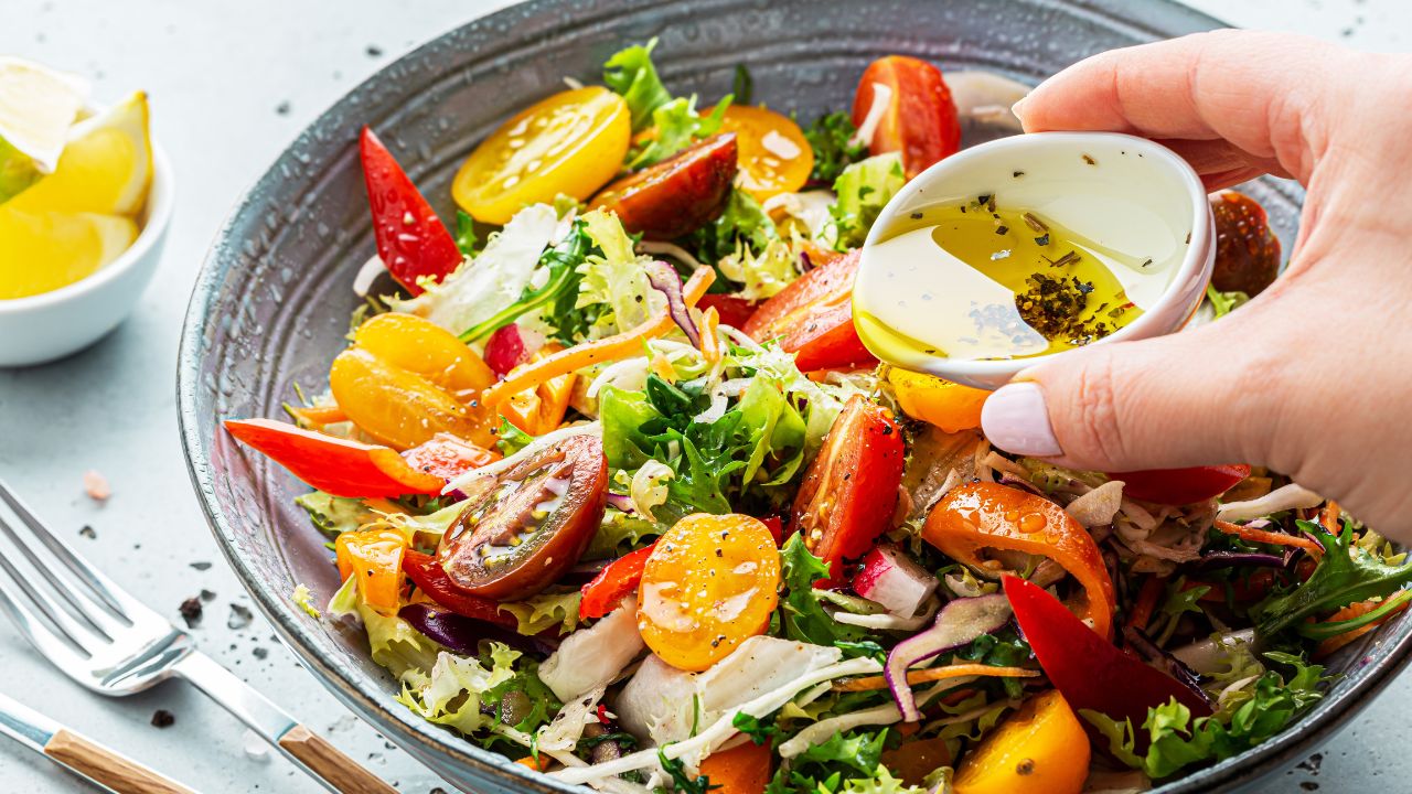 A adição da salada na dieta é uma das principais dicas para desinchar e desintoxicar