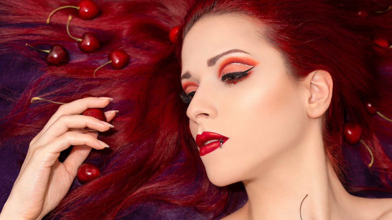 O "cherry coke hair" virou tendência entre os adeptos da moda Y2K