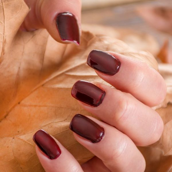 Saiba quais são as cores de esmalte que mais combinam com a estação