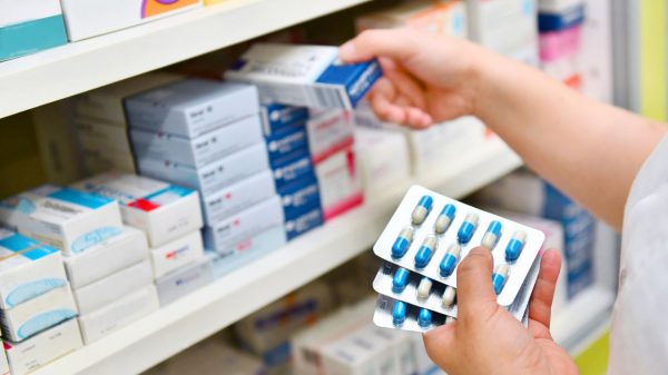 Reajuste de 5,6% dos medicamentos começa a valer; veja como economizar