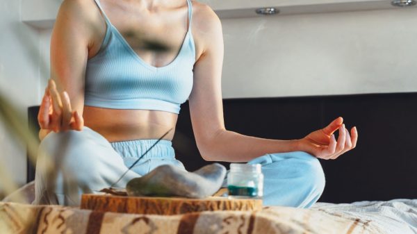 Saiba como criar um espaço para praticar yoga e meditação em casa